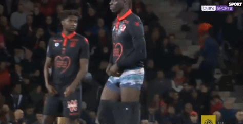 状态火热！姜伟泽半场4中4轰15分5助攻（姜伟泽手感火爆：半场4投全中，砍下15分5助攻）