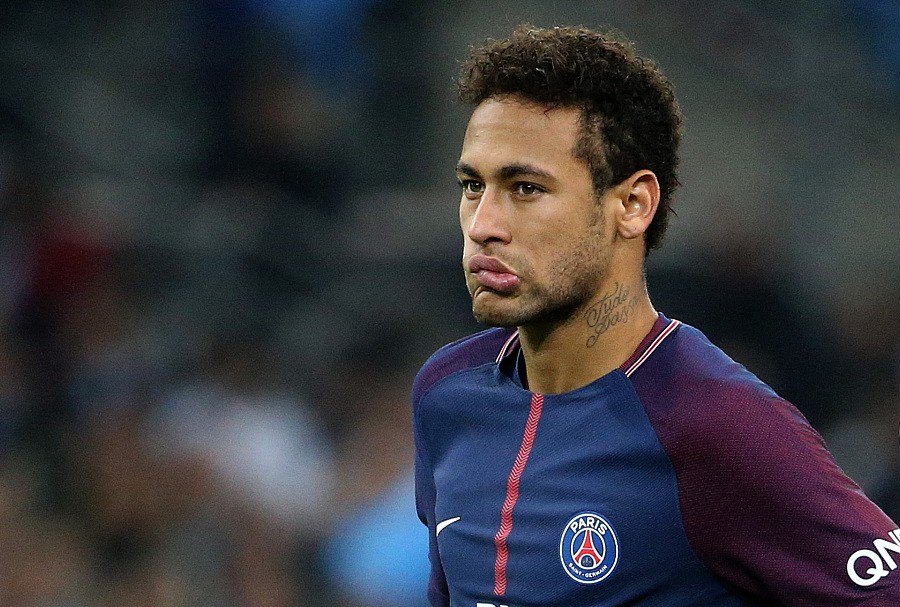 足球国足训练课发生小插曲，球员被逗笑（国足训练课现小趣事，队员忍俊不禁）