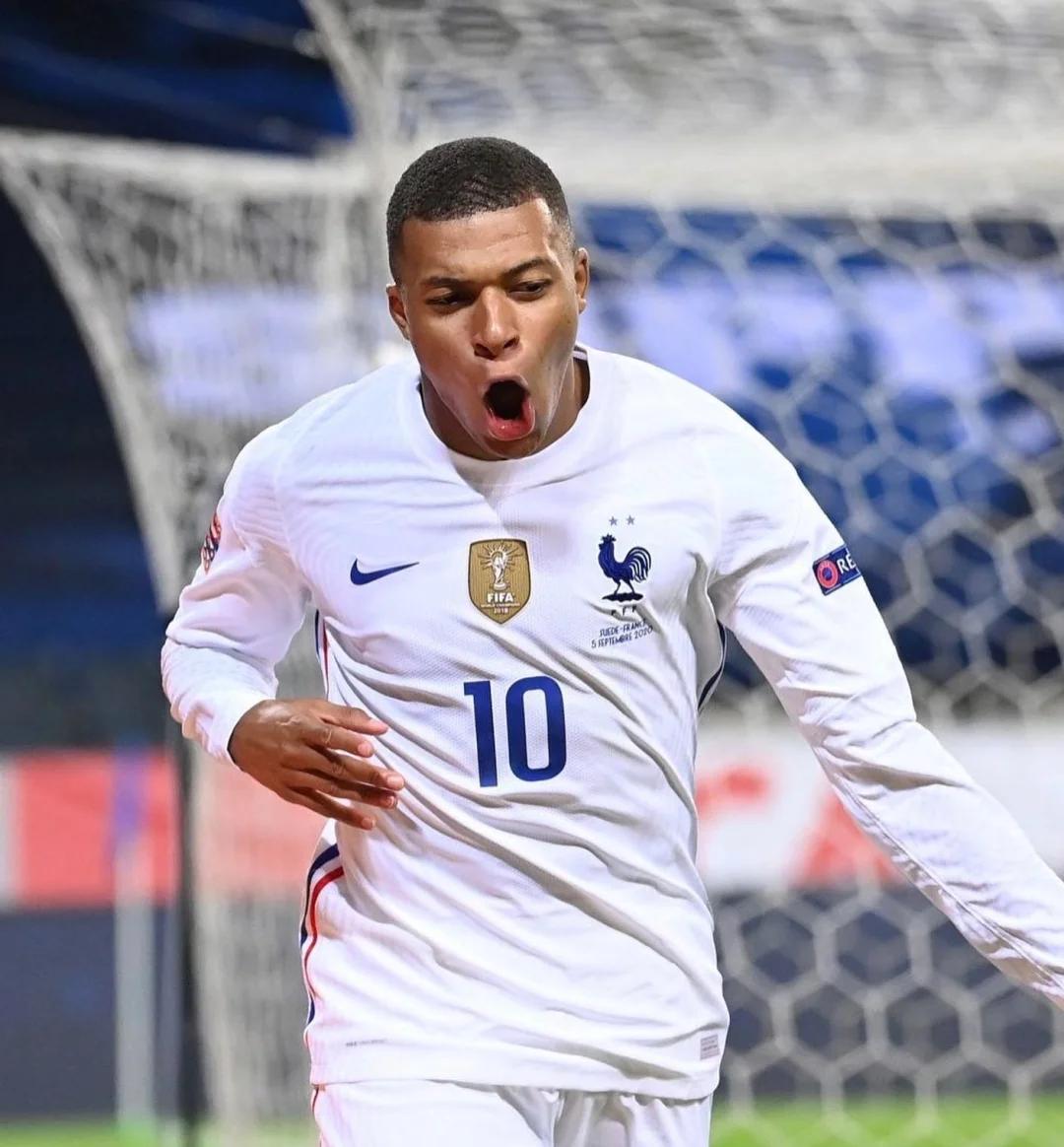 2025上海明日之星冠军杯足球赛圆满落幕，颁奖仪式进行（2025上海明日之星冠军杯足球赛圆满收官，颁奖典礼隆重举行）