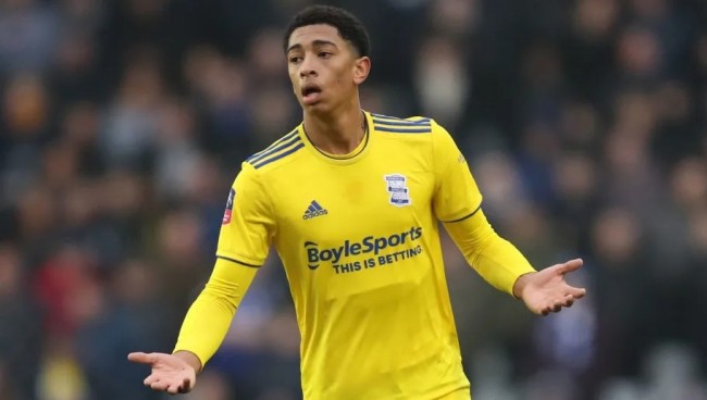 芒特：有一次赖斯躲在床底想要吓我，但他不小心露出了马脚（芒特回忆：赖斯曾躲床底想吓我，却不慎露馅）