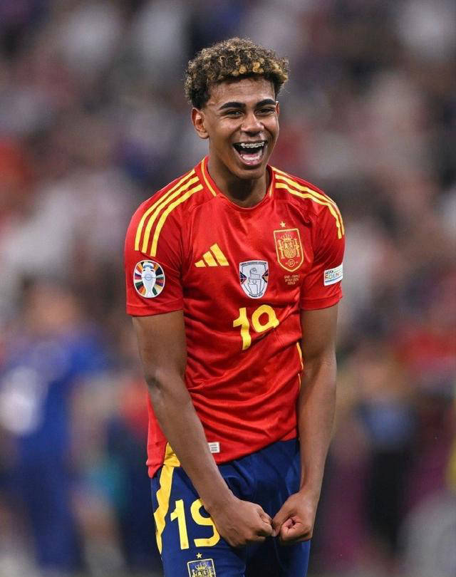 卡尔：我一直在提高右脚技术，能在17岁欧冠进球意义重大（卡尔：专注提升右脚能力，17岁欧冠破门意义非凡）