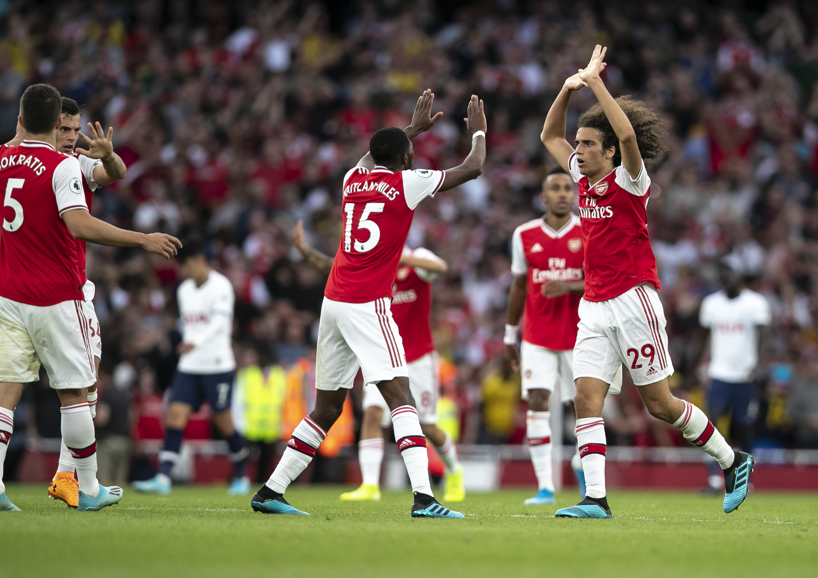 重回热刺主场并为个人壁画签名！孙兴慜：我感到无比荣幸