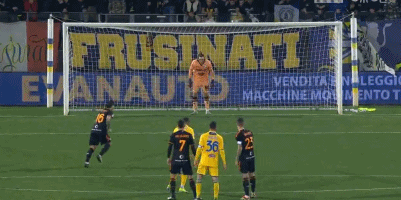 今年上海双雄争冠战启用外籍裁判，去年的主裁为傅明、李海新