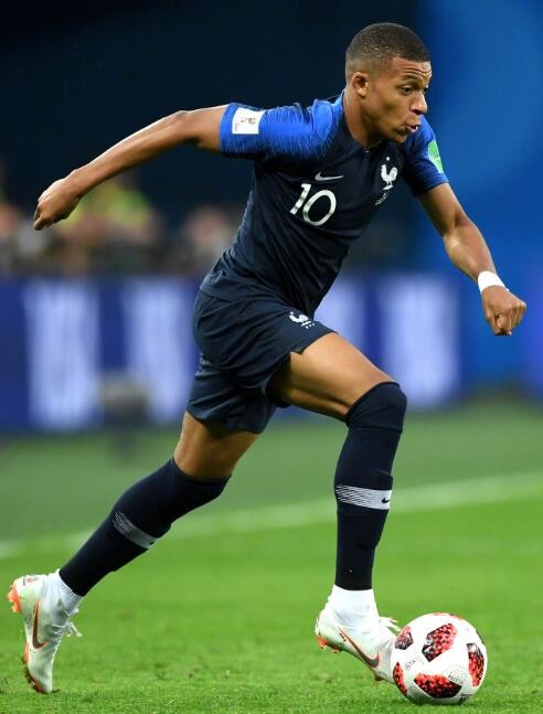 贝林厄姆社媒晒照庆女友生日，二人恋情公开将满一年（贝林厄姆社媒晒照为女友庆生，公开恋情将满一周年）