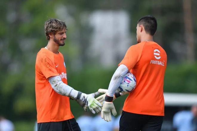 骄傲容易滋生狭隘，亚冠是为国出战，所以这个时候还...