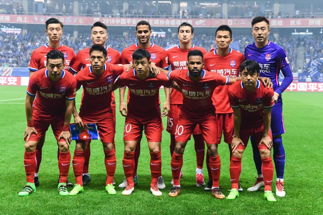 皇马近期面临高压，阿隆索执教遇阻，潜在替代者包括瓜迪奥拉、齐达内及阿韦罗亚，比赛关键影响其未来。