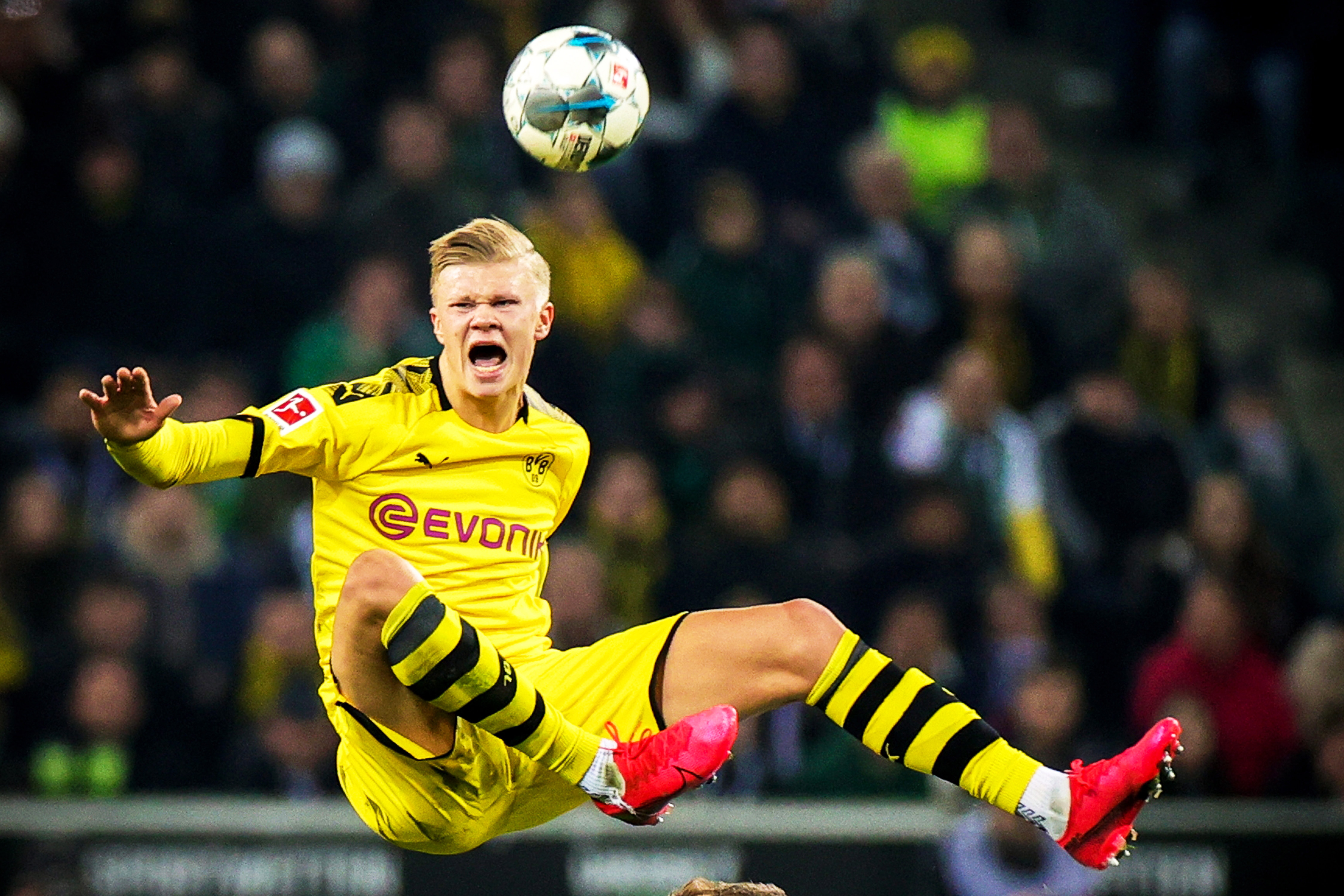 西媒：阿劳霍现身乌拉圭欢度圣诞，球队恢复训练后将归队（西媒：阿劳霍回乌拉圭过圣诞，球队重启训练后归队）