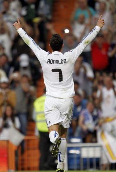 中超赛场争议判罚：VAR引发讨论,（中超判罚惹争议：VAR成焦点）