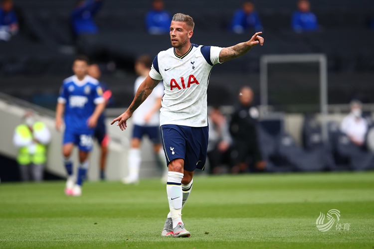 任嘉伦聚星名人赛开场秀演唱《争分夺秒》 用音乐诠释篮球真谛（任嘉伦在聚星名人赛开幕献唱《争分夺秒》，以歌声解读篮球精神）