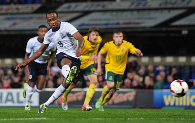 帅！麦康纳抢断快速反击 以赛亚·杰克逊起飞单臂舒展劈扣！（太燃！麦康纳断球疾速反击，以赛亚·杰克逊腾空单臂舒展劈扣）